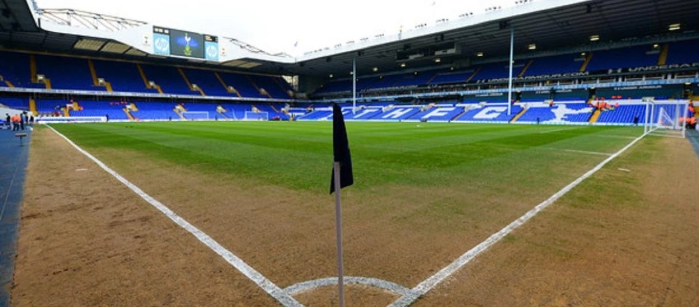 Κι όμως υπάρχει: Αυτό είναι το γήπεδο όπου μπορούν να εκτελέσουν κόρνερ μόνο με ομπρέλες (βίντεο)